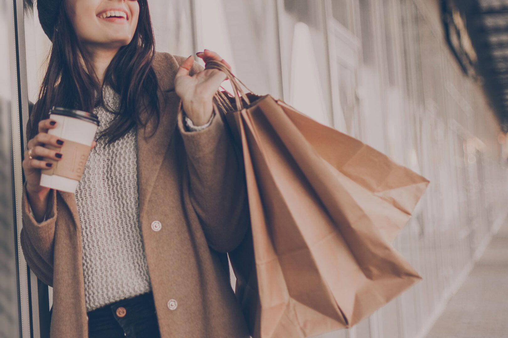 Produits québécois présentés dans une boutique locale à Drummondville illustrant les avantages de l'achat local et du soutien aux entreprises d'ici.